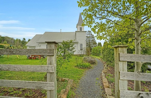 Spring Mills House | Peaceful Fun Church House, Sleep 8+, FreeParking, 19 miles Penn State University