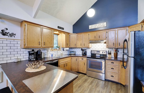 Briar Crest Woods Ski Chalet | Peaceful Pocono Retreat-Hot Tub, Star Gazing Deck, Lake Vibes