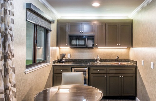 Barron Park Hotel | Peaceful Unit with Outdoor Pool, Free Breakfast & Free Parking