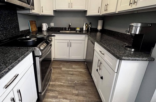 Downtown Honolulu Apartment | PenthouseCloseTo HPU&CruiseHugeTerrace withParkingOne and half Bath up 16person