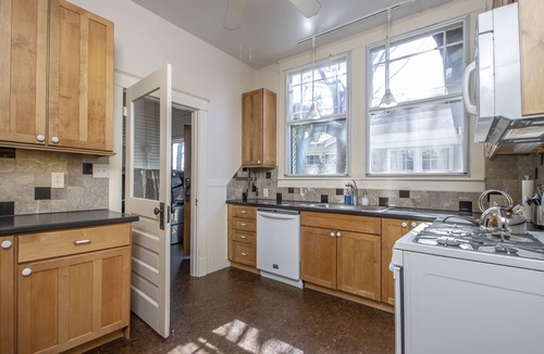 Capital View House | Pet/Family friendly, in/out dining, fenced yard, 30 day min