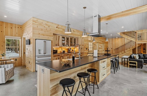 Conway House | Pet Friendly Cabin Retreat w/Hot Tub Near Saco