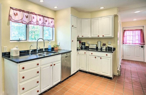 Latham Cottage | Pet-friendly Latham Retreat ~ 7 Mi to Albany!