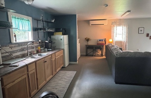 Conway House | Pet Friendly! Quiet and Safe!
