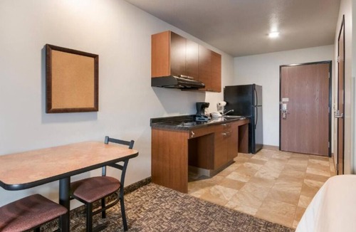 Lithia Springs Hotel | Pet-Friendly Room w/Full Kitchen Near Top Downtown Atlanta Attractions