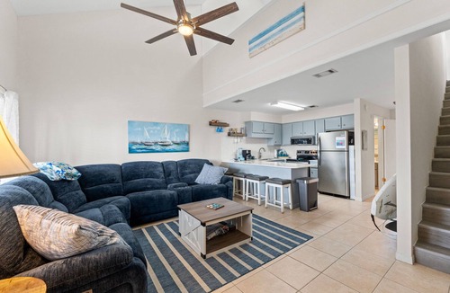 El Centro Beach Condo | Pet-Friendly 2BR | Walk to the Beach | Pool