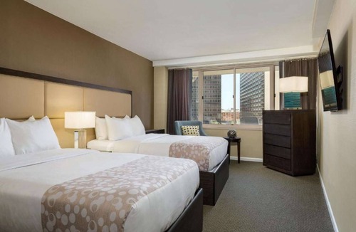 Logan Square Hotel | Philly Skyline Views | Rooftop Pool + Full Kitchen
