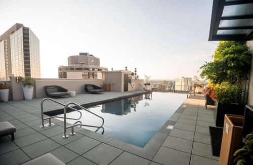 Logan Square Hotel | Philly Skyline Views | Rooftop Pool + Full Kitchen