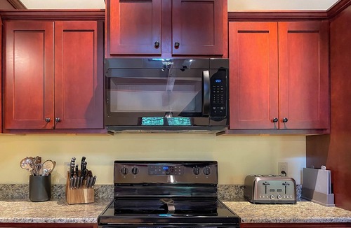 Lake Harmony Estates Ski Chalet | Pine Crest Lodge, 8BR 5BA Home with Beach Access, Fire Pit, & Private Hot Tub