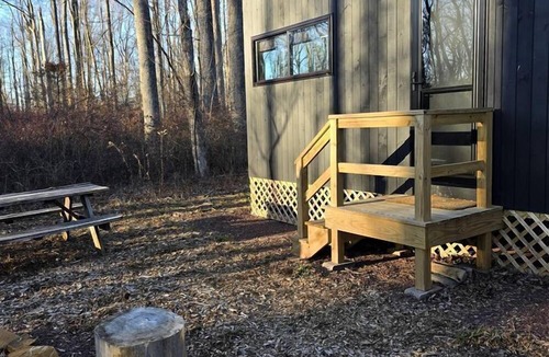 Quakertown Cabin | Pine: Serene Tiny House Nestled in the Woods in Quakertown for a Romantic Glamping Getaway in Pennsylvania