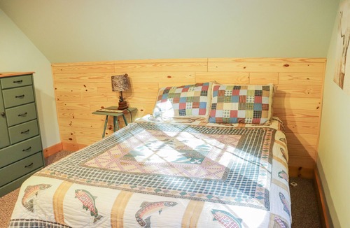Rangeley Plantation Cabin | Pine View - tucked in the woods, with great amenities!