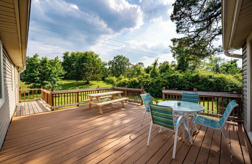Ferndale House | Pinnacle Point~ 2min to Pinnacle Mtn, Deck, Pond View, Spacious