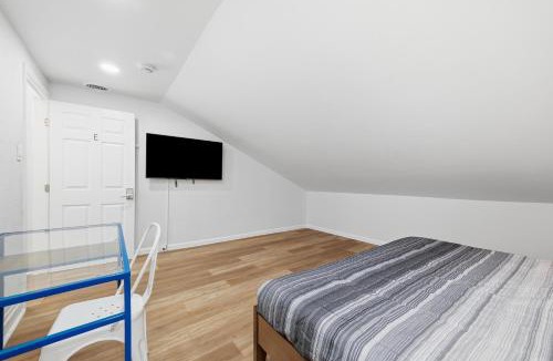 Millvale House | Pittsburgh Millvale E Modern and Quiet Private Bedroom with Shared Bathroom
