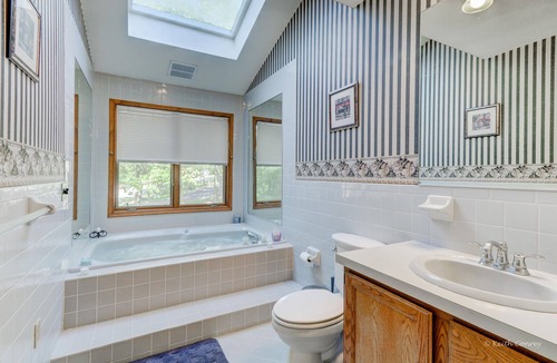 East Stroudsburg House | Pocono Bliss with Hot Tub, Sauna, Ski, Lakes, 1H30Min to NYC