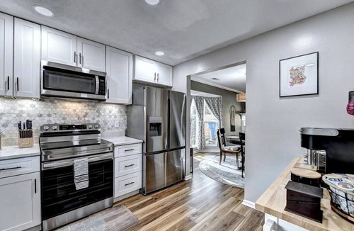 Alpharetta House | "Porchlight Stay" Single story duplex. Dine in downtown Alpharetta/shop Avalon