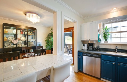 Crown Heights House | Poughkeepsie Retreat w/ Deck + Gas Grill!