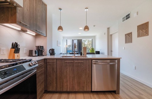 South of Market Apartment | Premium 1-bedroom apartment with Gym &Work Desk