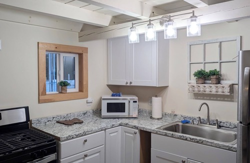 Acton Cottage | Pretty 3-bedroom cottage in lakes region of York County