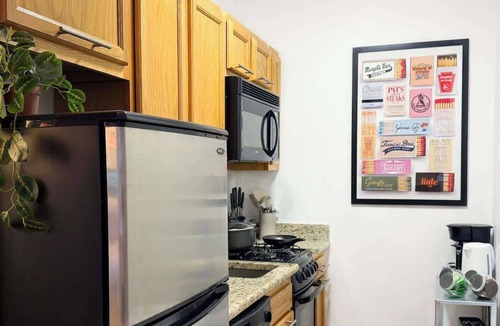 Gayborhood Apartment | Pride Weekend | King Bed | Full Kitchen | Stylish