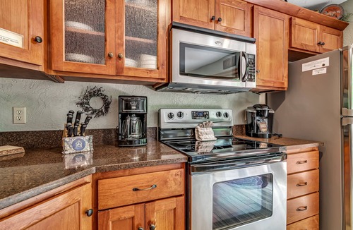 Blue Eye Cottage | Private 40-Acre Cottage, Hot Tub, Pool Table & Car Charger