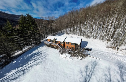 Edray Cabin | Private and Serene Snowshoe Family Chalet!