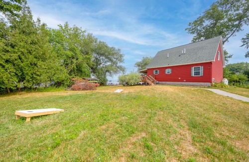 Canastota House | Private Beach & Sport Court! Home on Oneida Lake