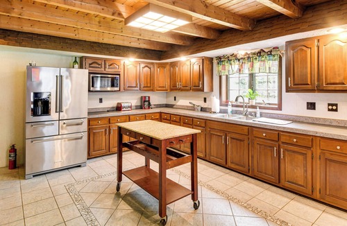 South Butler Cabin | Private Hannibal Cabin with Sauna & Hot Tub!