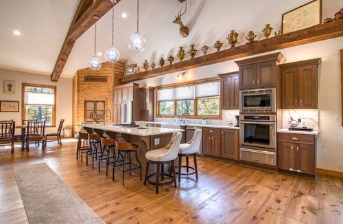 Blue Eye House | Private Home with Vaulted Ceilings, Gourmet Kitchen, Hot Tub, Car Charger & Community Pool