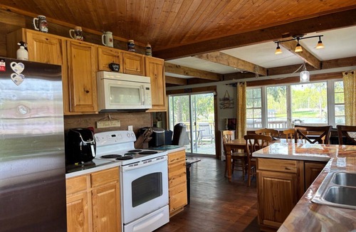 Clay House | Private, Peaceful 3 Bedroom 3 Bath Home on Horseshoe Island Minutes to Micron
