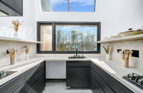 Loch Sheldrake House | Private Tennis Court, Outdoor BBQ, Porch & Yard