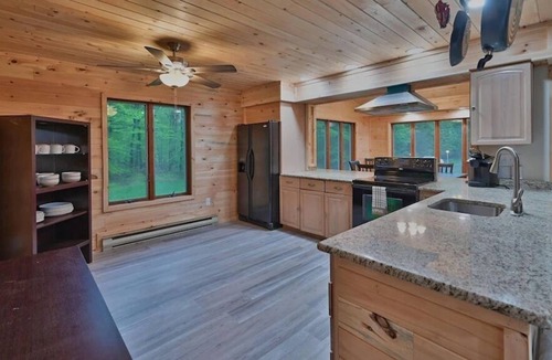 Tunkhannock Township Cabin | PRIVATE W/ HOTTUB/FIRE PIT/SHUFFLE BOARD/AIR HOCKEY/BAR-10 MIN to SKI/ Sleeps 18