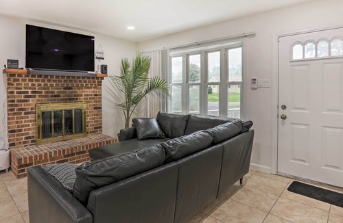 Bristol House | Quaint Bristol Home - Walk to Dining & Wharf!