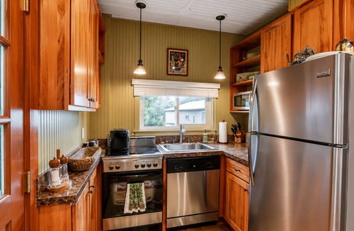 Eagles Mere Cottage | Quaint two bedroom cottage in the heart of Eagles Mere. Sleeps four guests.