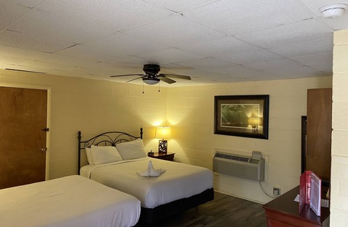 Mount Ida Cabin | Queen Guest Room located at the Joplin Inn at the entrance to Mountain Harbor, just 2 1/2 miles from Lake Ouachita. by RedAwning