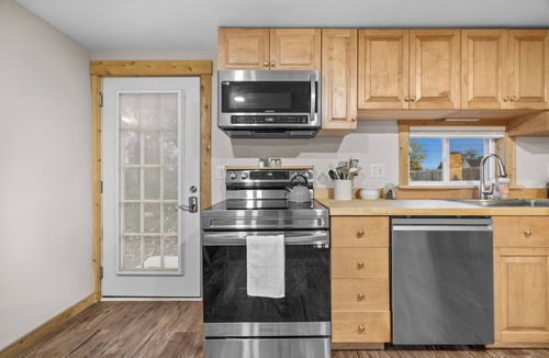 Pittsfield House | Quiet Maine Retreat- Fast Wi-Fi - Long Stays Welcome- close to I95