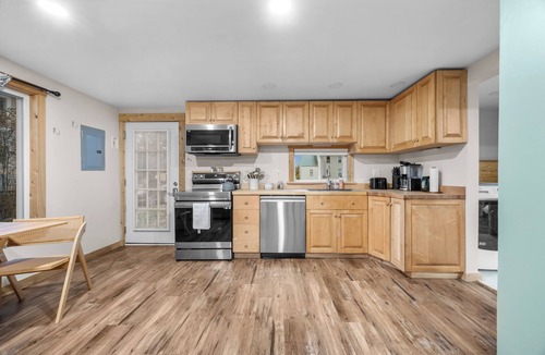 Pittsfield House | Quiet Maine Retreat- Fast Wi-Fi - Long Stays Welcome- close to I95