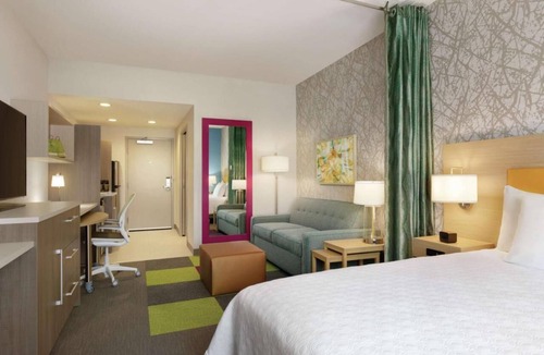 Williamsville Hotel | Rare Find! 2 Convenient Units! Kitchen, Pool, Free Breakfast and Parking!