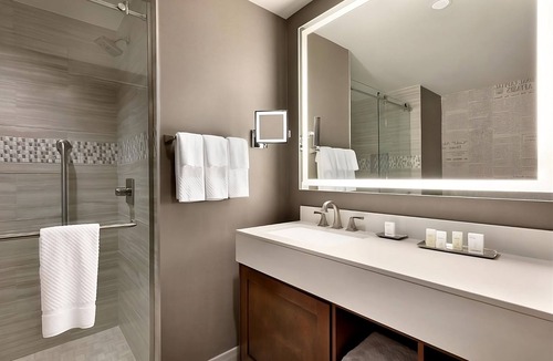 Berkeley Heights Hotel | Rare Find! Indoor Pool, Free Breakfast, Pet-Friendly Property, Parking Onsite!