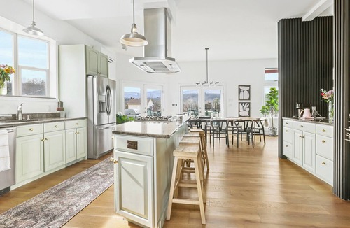 Saugerties House | Recently Renovated Mountain Home close to Ski Mountains of Hunter and.