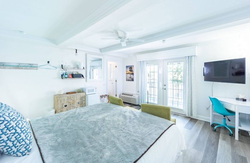Rehoboth Beach Hotel | Rehoboth Beach pet friendly hot tub Canalside Inn