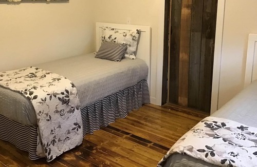 Hernando House | RELAXING & BEAUTIFUL Log Cabin home 4 Bedroom 3 Bathroom Lakeside