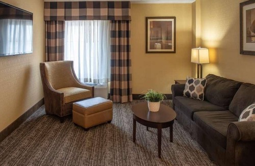 Harrisburg House | Relaxing Getaway at Red Lion Hotel Harrisburg Hershey! Restaurant, Pool