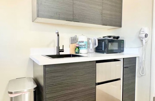 San Jose House | Remodeled Spanish Bungalow Suite Short Walk to SJSU + Parking