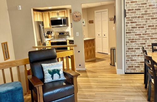 Bartlett Condo | Renovated Attitash Condo – Walk to Slopes & Saco River, Sleeps 8, Pool & More!