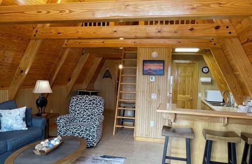 Amity Cabin | River Bluff offers luxurious living on the Caddo River, with scenic views.
