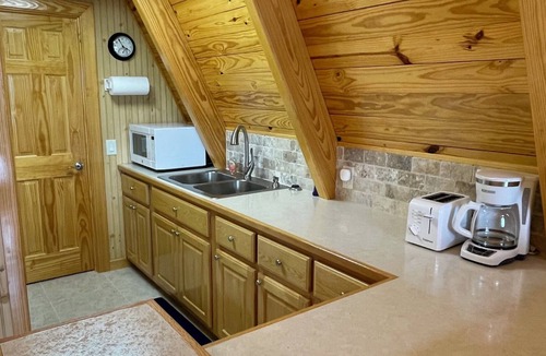 Amity Cabin | River Bluff offers luxurious living on the Caddo River, with scenic views.