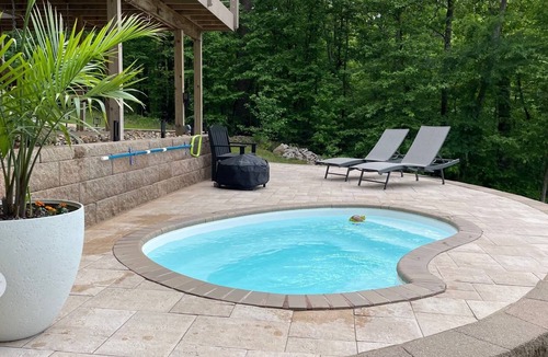 Amity Cabin | River Bluff offers luxurious living on the Caddo River, with scenic views.