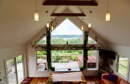 Beacon Apartment | River & Mountain Views from Jacuzzi - near Metro North Train Station