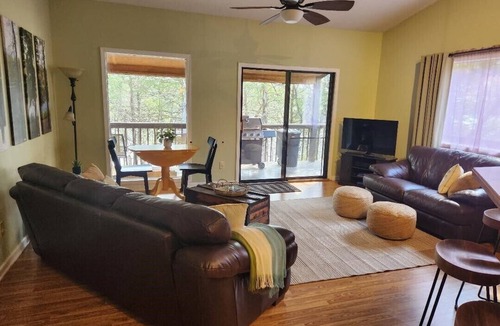 Eagle Rock Cabin | Robin's Nest-3 bedroom 2 bath waterfront cabin on Table Rock w/Wi-Fi & hot tub