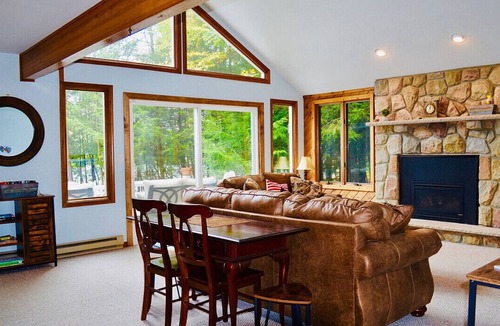 Blakeslee Cottage | ⛷️⛱️⛰️ Romantic Lake Front ❤️1BR★HotTub★Fireplace★Boat/Fish★Dogs+★